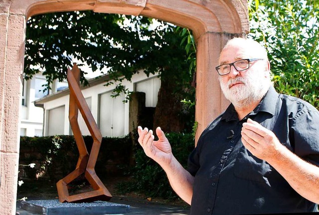 Robert Schad vor einer seiner Stahlsku...en in der Nhe des Lahrer Amtsgerichts  | Foto: Heidi Fel