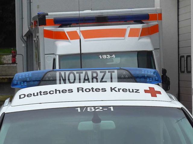 Das Opfer wurde vorsorglich vom Rettun...ins Krankenhaus gebracht. (Symbolbild)  | Foto: Daniel Gramespacher