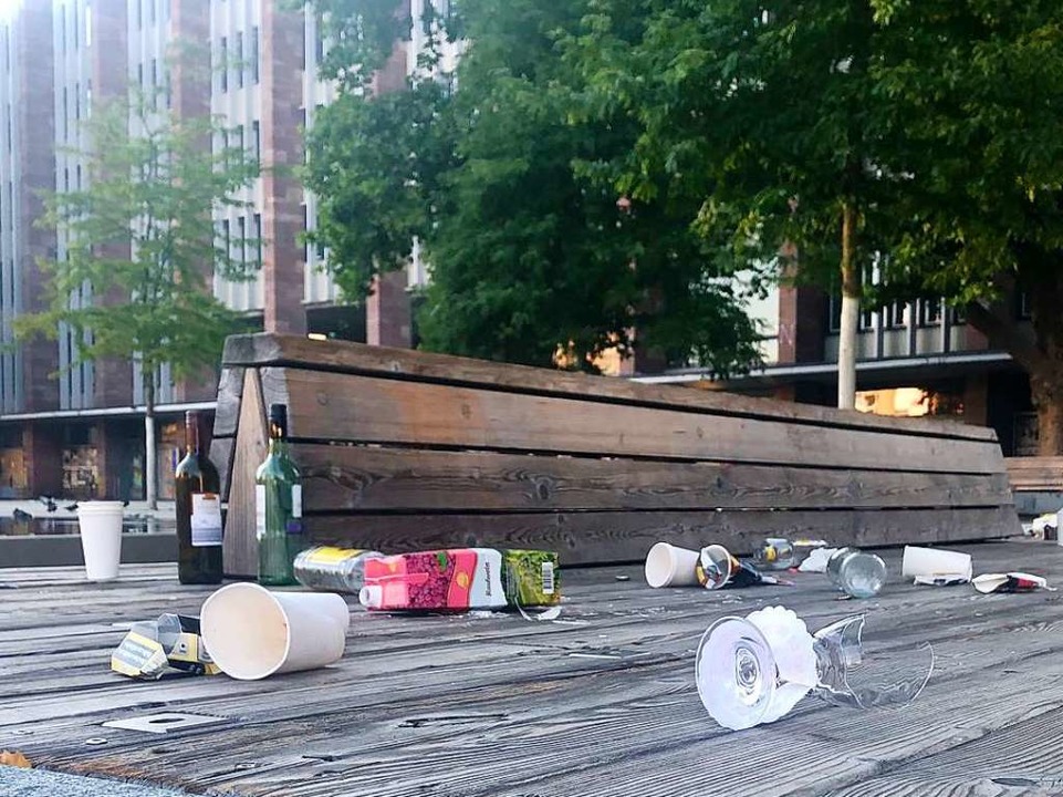 So sieht es auf dem Platz der Alten Synagoge nach einer Partynacht aus  | Foto: Joachim Rderer