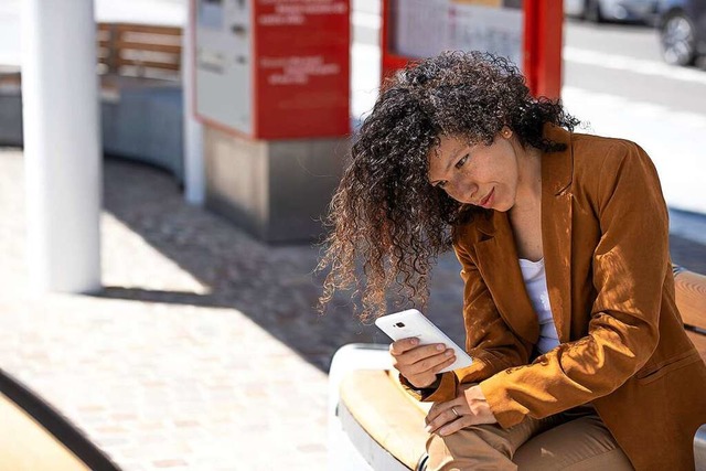 MobilTicket vor der Fahrt per Smartphone lsen.  | Foto: RVF