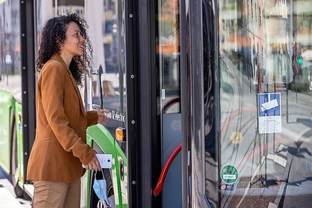 Einfach bei Fahrtbeginn Handy griffber...Kontrolle. Mundschutz nicht vergessen.  | Foto: RVF