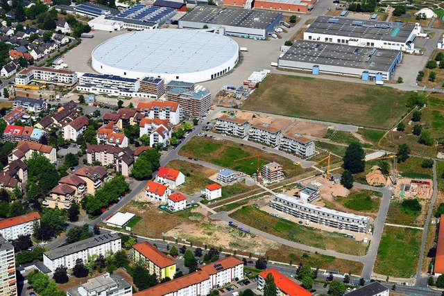 Oberhalb der drei in einem leichten Bo...mplexe sind lineare Baukrper geplant.  | Foto: Erich Meyer