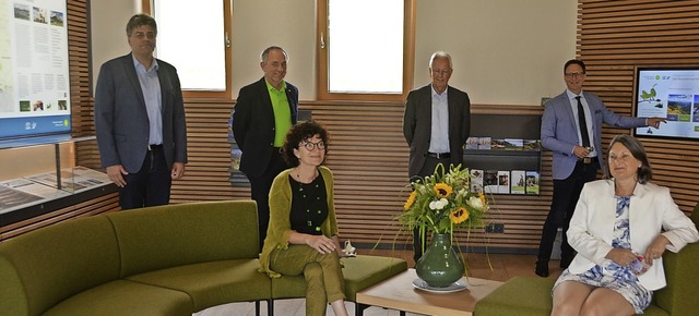 Planerin Claudia Kaiser und Regierungs...Schnemann (hintere Reihe von links).   | Foto: Christiane Sahli