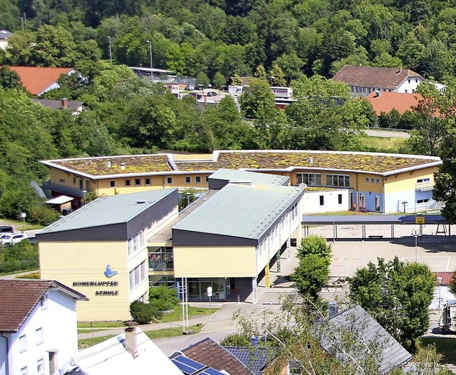 Die Kindergartengebhren werden modera...nlupfen, vorne die Hohenlupfenschule.   | Foto: Yvonne Wrth