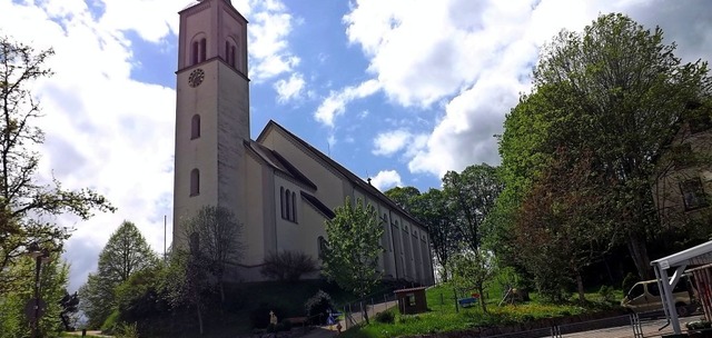 Die Glasfenster der Rickenbacher Kirch...t Regina Jaekel, um was es dabei geht.  | Foto: Wolfgang Adam