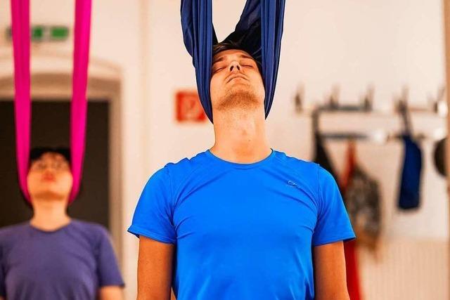 Fotos: Entspannen im Tuch beim Aerial Yoga