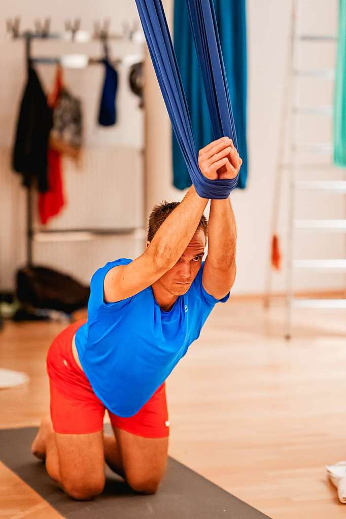 fudder-Autor Christian Engel hat einen Selbstversuch beim Aerial Yoga in Freiburg gemacht