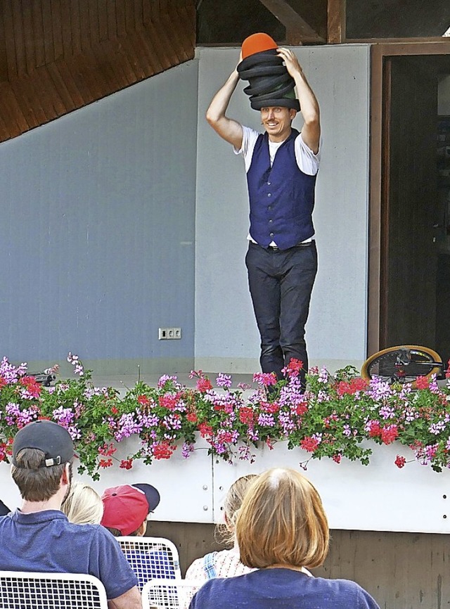 Im Naturpark zeigte  Jongleur Chris Blessing sein Knnen.  | Foto: Eva Korinth