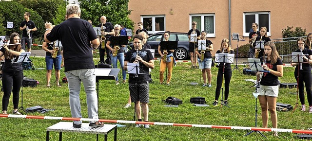 Im Freien probte der Musikverein Au.   | Foto: Hubert Gemmert