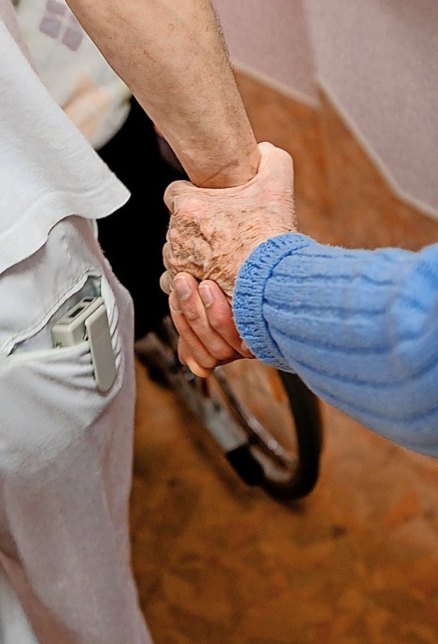 Viele Senioren sind auf Untersttzung angewiesen.  | Foto: Markus Scholz (dpa)