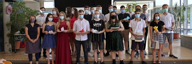 In der Aula der Neunlindenschule bekam...chaftsschule ihre Abschlusszeugnisse.   | Foto: Christine Weirich