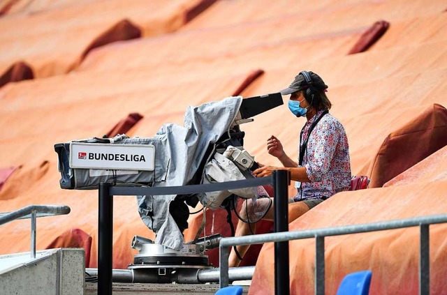 Die Fuball-Bundesliga generiert als T...; aber wie sollen sie verteilt werden?  | Foto: Swen Pfrtner (dpa)