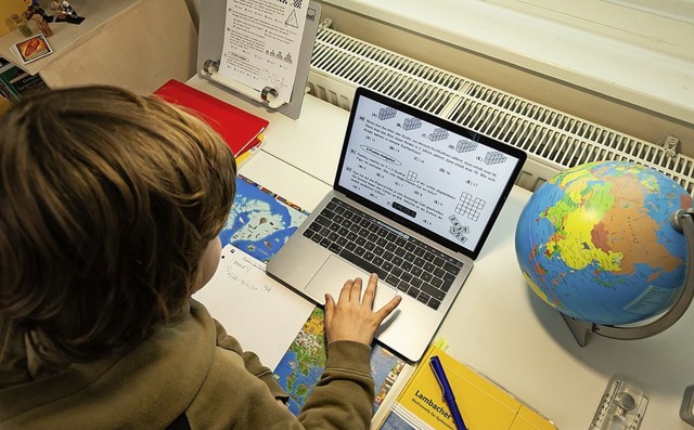 Damit auch sie am Homeschooling teilne...und Mdchen mit Laptops ausgestattet.   | Foto: Ulrich Perrey (dpa)