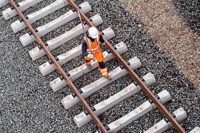 8500 Tonnen Schotter sollen auf der Strecke eingebaut werden.  | Foto: Lukas Schulze