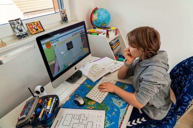 In der Corona-Krise war auf einmal der eigene Schreibtisch das Klassenzimmer.  | Foto: Jochen Tack via www.imago-images.de