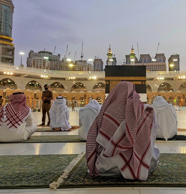 Glubige beten vor der Kaaba, dem quad...ilde im Innenhof der Heiligen Moschee.  | Foto: --- (dpa)