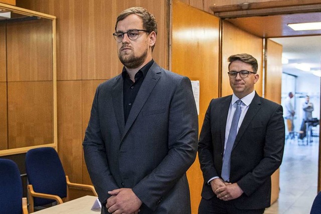 Walter Lbckes Shne Jan-Hendrik (links) und Christoph im Gerichtssaal  | Foto: Thomas Lohnes (dpa)