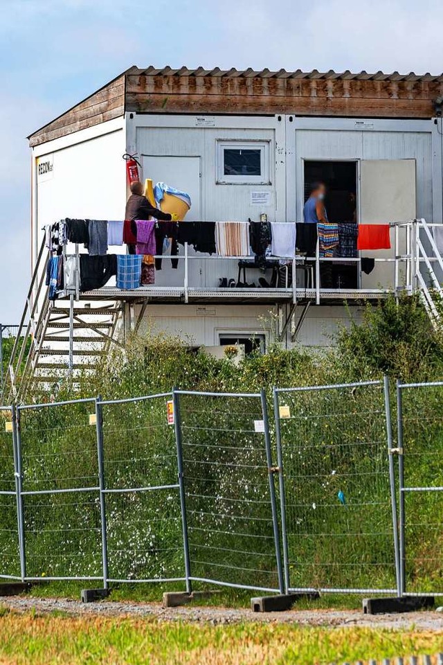 Unterknfte von Erntehelfern auf dem G...ng gab es eine Corona-Masseninfektion.  | Foto: Armin Weigel (dpa)