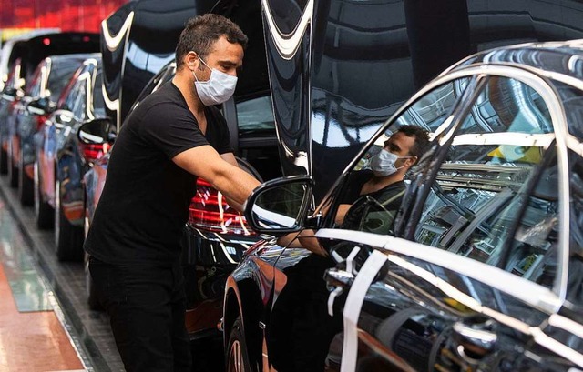 Ein Daimler-Mitarbeiter im Werk Sindelfingen   | Foto: Marijan Murat (dpa)