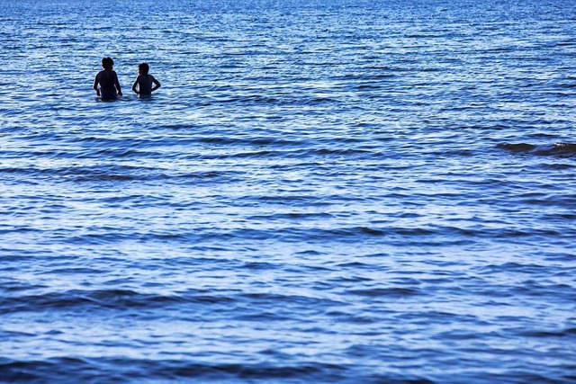 Beim Schwimmen im See oder Fluss gilt ...ut aufzupassen und vorsichtig zu sein.  | Foto: Jens Bttner (dpa)