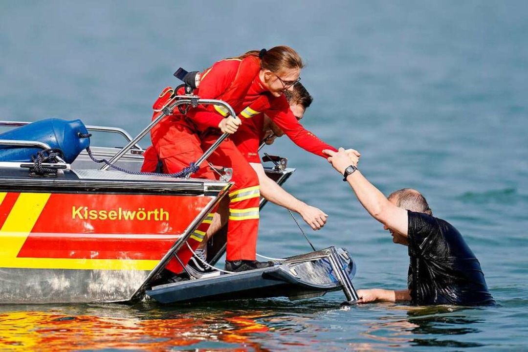 Der DLRG bei einer Rettungsbung eines Schwimmers.  | Foto: Uwe Anspach (dpa)