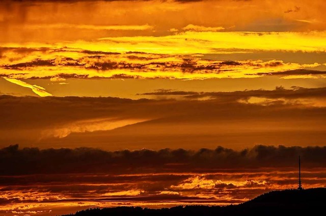 Wenn die Sonne hinter dem Kaiserstuhl versinkt <ppp> </ppp>  | Foto: Bernhard Mantz