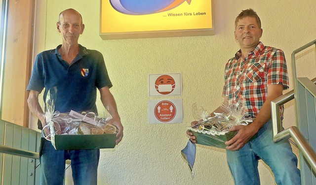 BSZ-Hausmeister Holger Widmann (links)...ber die Geschenkkrbe vom Landkreis.   | Foto: BSZ