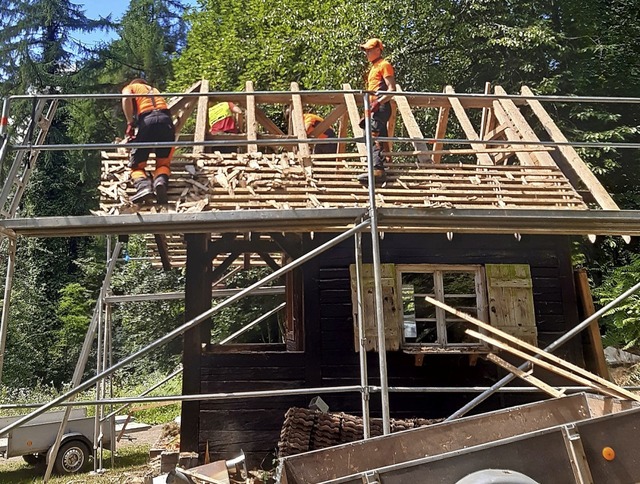 Ein neues Dach mit alten Ziegeln gehrte auch zur Renovierung.  | Foto: Forstbezirk Mittleres Rheintal