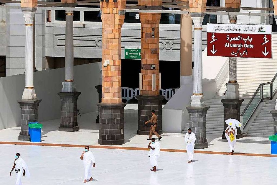 Nur mit großem Abstand zueinander dürfen Gläubige den Hof der Großen Moschee in Mekka betreten. (Foto: STR (AFP)) Nur mit großem Abstand zueinander dürfen Gläubige den Hof der Großen Moschee in Mekka betreten. (Foto: STR (AFP))