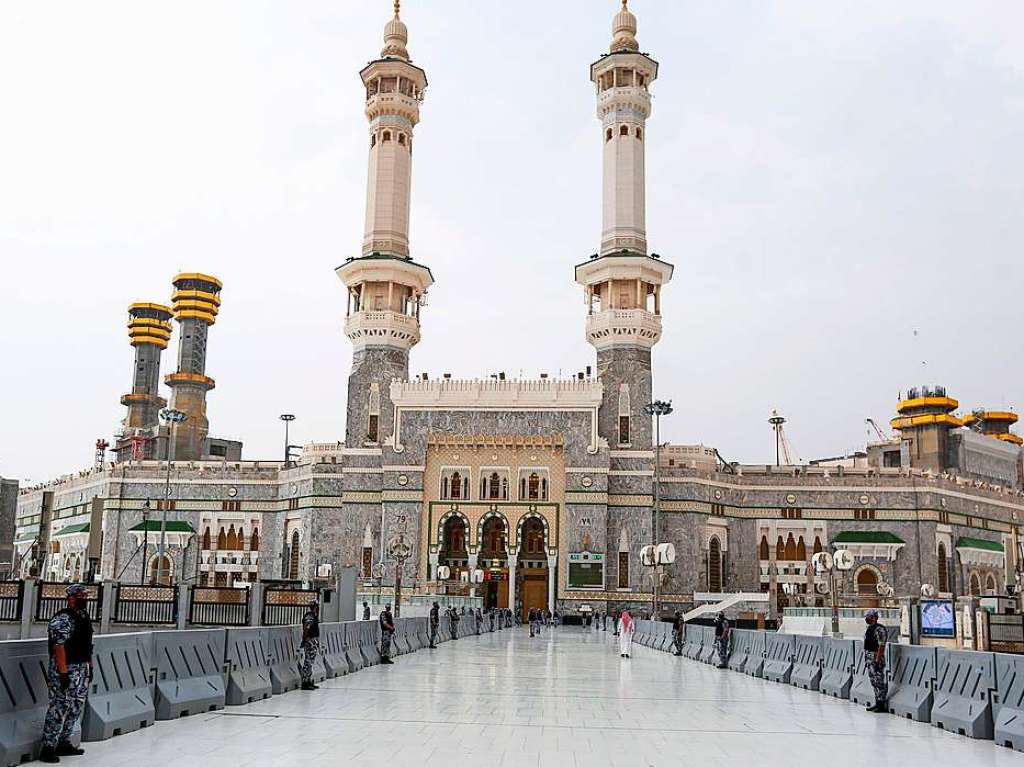 Polizisten bewachen das Abdulazziz-Tor in Mekka, das zur Kaaba fhrt.