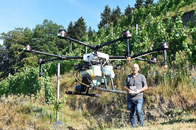 Udo Opel  steuert eine Drohne, die Spr...rg Roter Bur in Glottertal ausbringt.   | Foto: Max Schuler