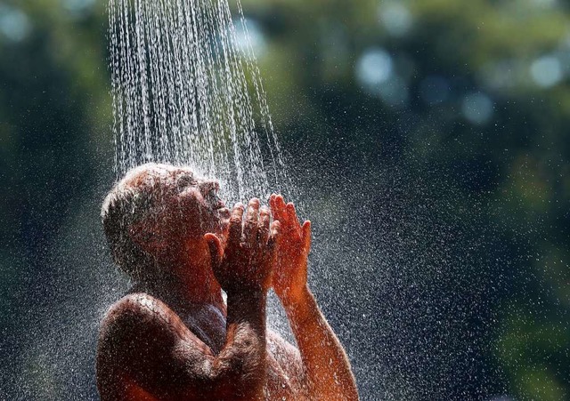 Die kalte Dusche ist oft nicht so hilfreich, wie angenommen.  | Foto: Darko Vojinovic (dpa)