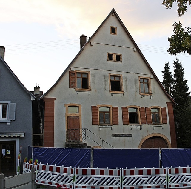 Das historische Gebude am Friedensplatz in Bahlingen wird abgerissen.   | Foto: Christiane Franz