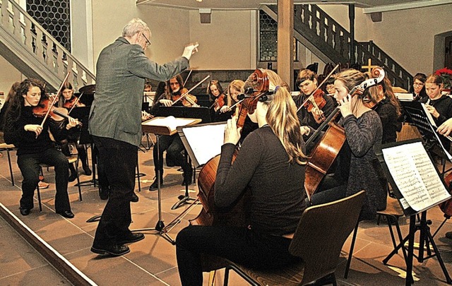 Walter Ksters fhrt junge Streicher behutsam an das Orchesterspiel heran.   | Foto: Regine Ounas-Krusel