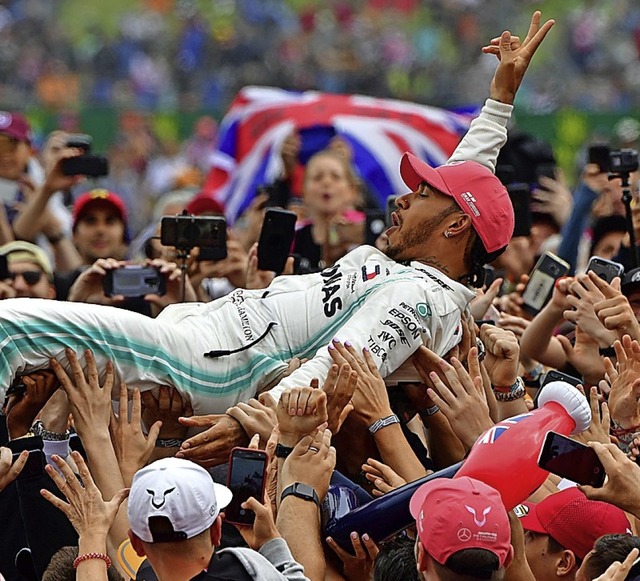 Die  Party muss ausfallen &#8211; selb...eder der Brite Lewis Hamilton gewinnt.  | Foto: ANDREJ ISAKOVIC (AFP)