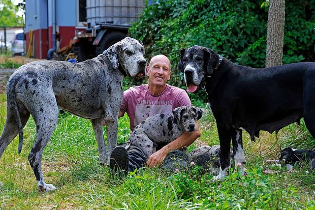 Volker Maier mit Ares und Leni, sowie einem Welpen  | Foto: Bettina Schaller