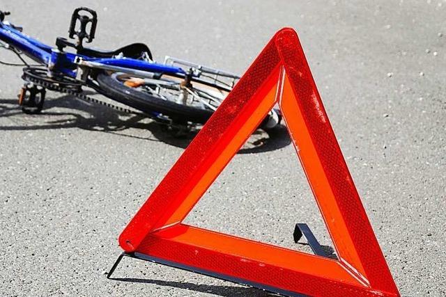 Radfahrer strzt ber auf dem Radweg lagernde Jugendliche und verletzt sich schwer