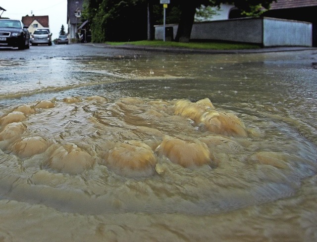 Starkregen kann die Kanalisation zum berlaufen bringen.  | Foto: Siegfried Gollrad