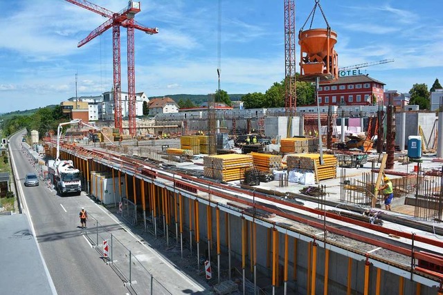 Die Bauarbeiten am Einkaufszentrum Dre...mber 2021 halbseitig gesperrt bleiben.  | Foto: Hannes Lauber