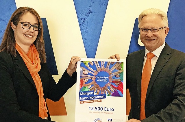 VR-Bank-Chef Bernhard Schlageter und M...einen je 250 Euro auszahlen zu knnen.  | Foto: Hans-Jrgen Hege