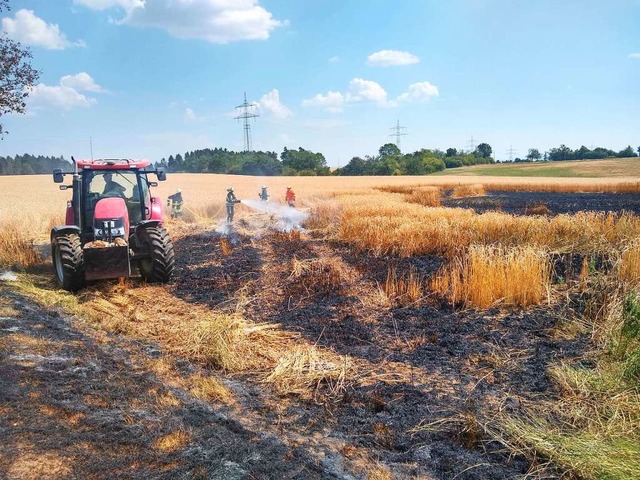 Die Feuerwehren aus Bonndorf und Wutac...adratmeter des Feldes brannten nieder.  | Foto: Olaf Thor