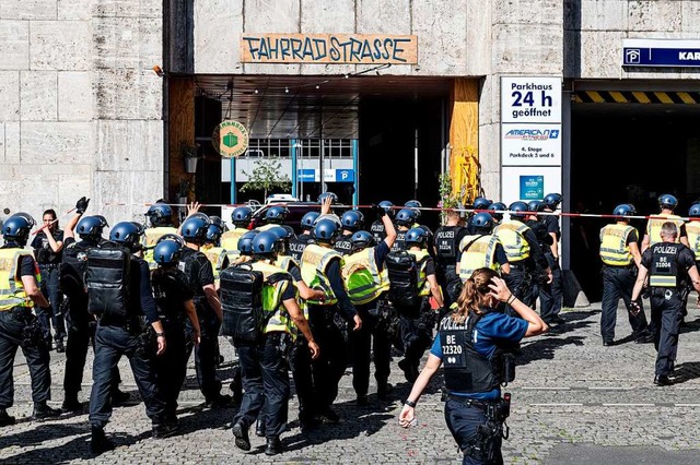 Schwer bewaffnete Polizeibeamte stehen am Hermannplatz in Berlin-Neuklln.  | Foto: Fabian Sommer (dpa)