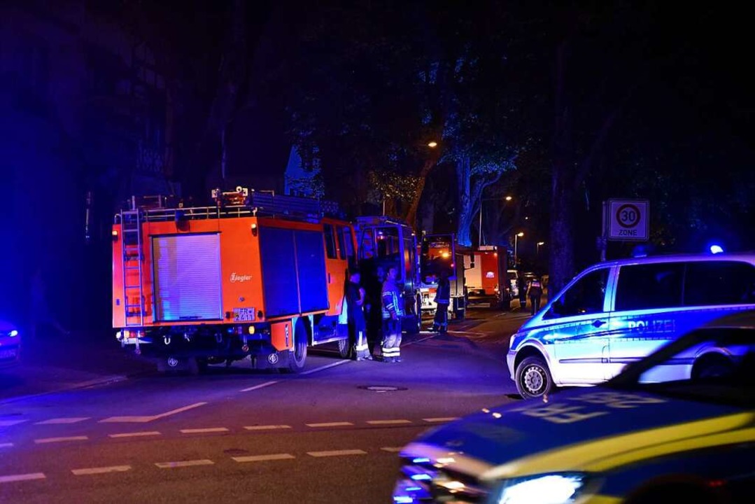 Feuerwehr und Polizei in Einsatzbereit...t parkten am Abend Tanklöschfahrzeuge.  | Foto: Thomas Kunz