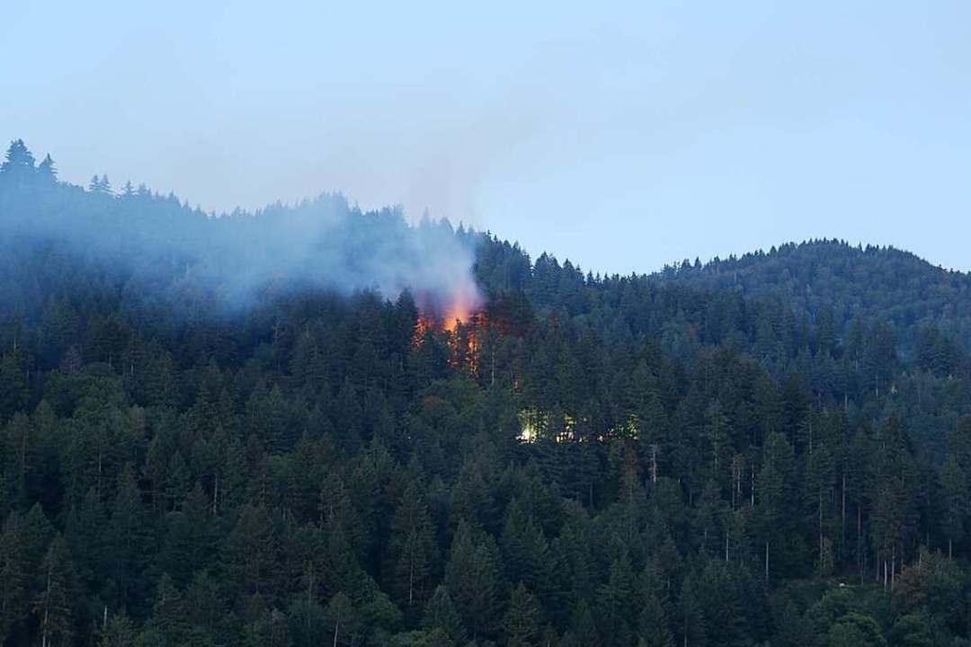 Das Feuer brach im Gebiet Eselbacken u... Lichter der Einsatzwagen zu erkennen.  | Foto: Vincenz Biebow
