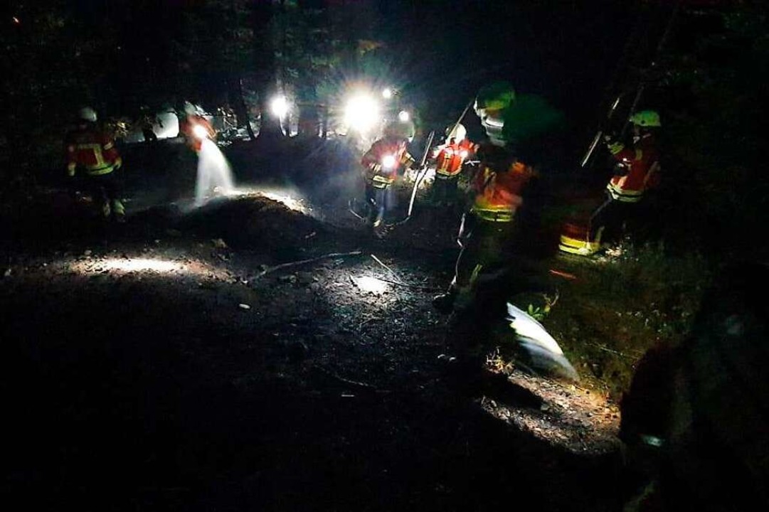 Krfte der Feuerwehr im Einsatz an der Brandstelle.  | Foto: Privat