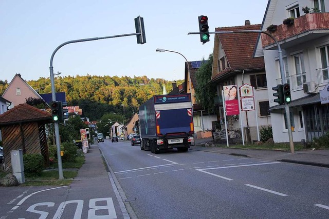 Knftig wird sich der Verkehr  langsamer durch Schwrstadt bewegen.  | Foto: Gerd Lustig