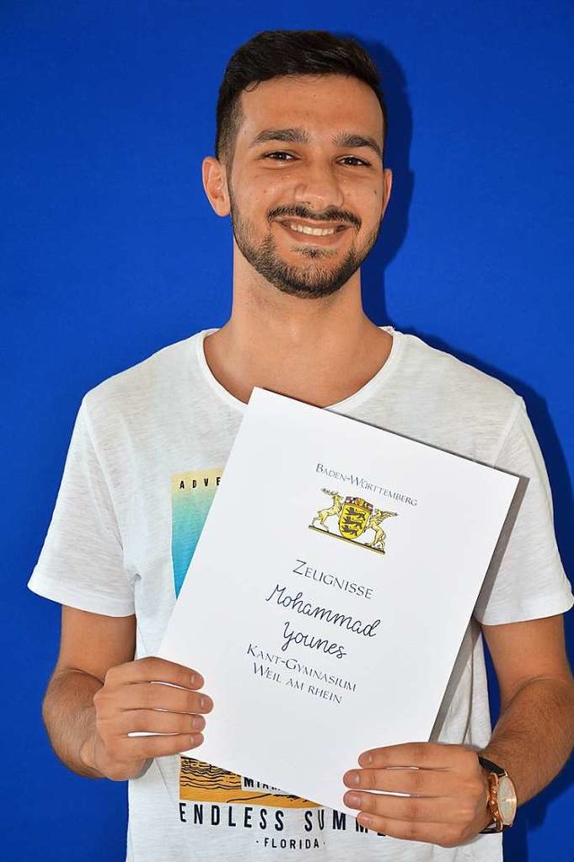 Mohammad Younes mit seinem Abiturszeugnis  | Foto: Hannes Lauber