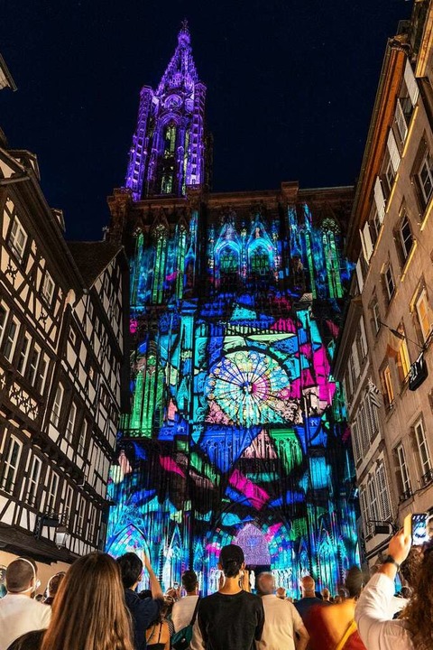 In Licht getaucht: Die Front des Straßburger Münsters.  | Foto: teli