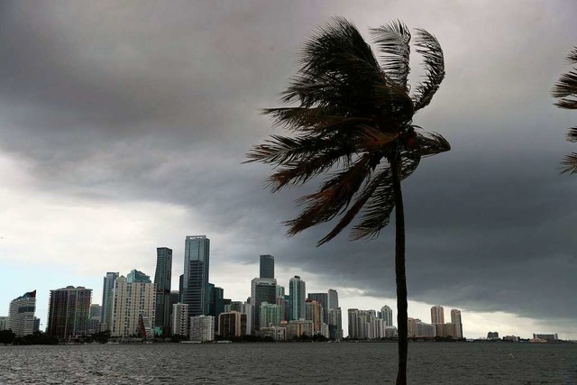 Sturmwolken sind ber Miami zu sehen. ...dem Hurrikan &#8222;Isaias&#8220; vor.  | Foto: JOE RAEDLE (AFP)