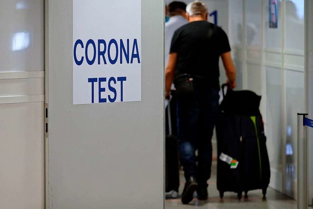 Ankommende Fluggste werden auf Corona getestet (Symbolbild).  | Foto: Henning Kaiser (dpa)
